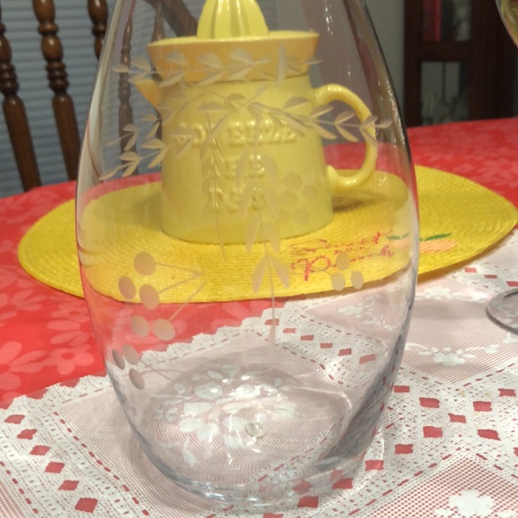 Swiss Colony wine canister and wine glasses. - Picture 3 of 4